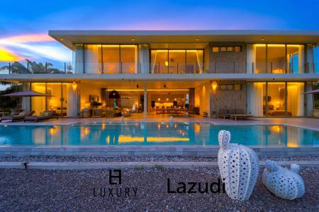 Située au bord d'un lac, à proximité d'un terrain de golf / Terrain de 1 600 m² / 6 chambres