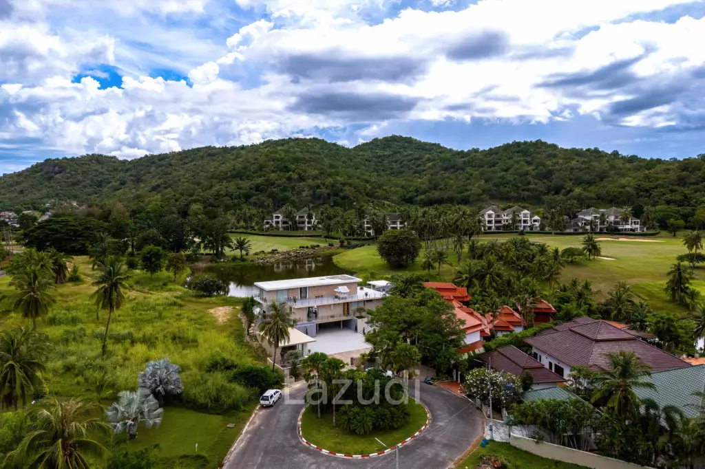 Exclusive Waterfront Villa: 6-Bed Luxury at Palm Hills Golf Club