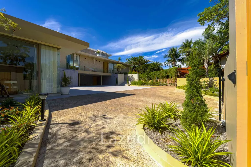 Exclusive Waterfront Villa: 6-Bed Luxury at Palm Hills Golf Club