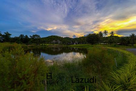 Située au bord d'un lac, à proximité d'un terrain de golf / Terrain de 1 600 m² / 6 chambres