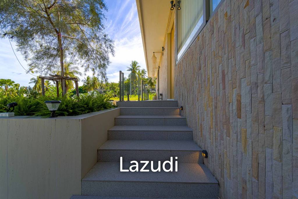 Exclusive Waterfront Villa: 6-Bed Luxury at Palm Hills Golf Club