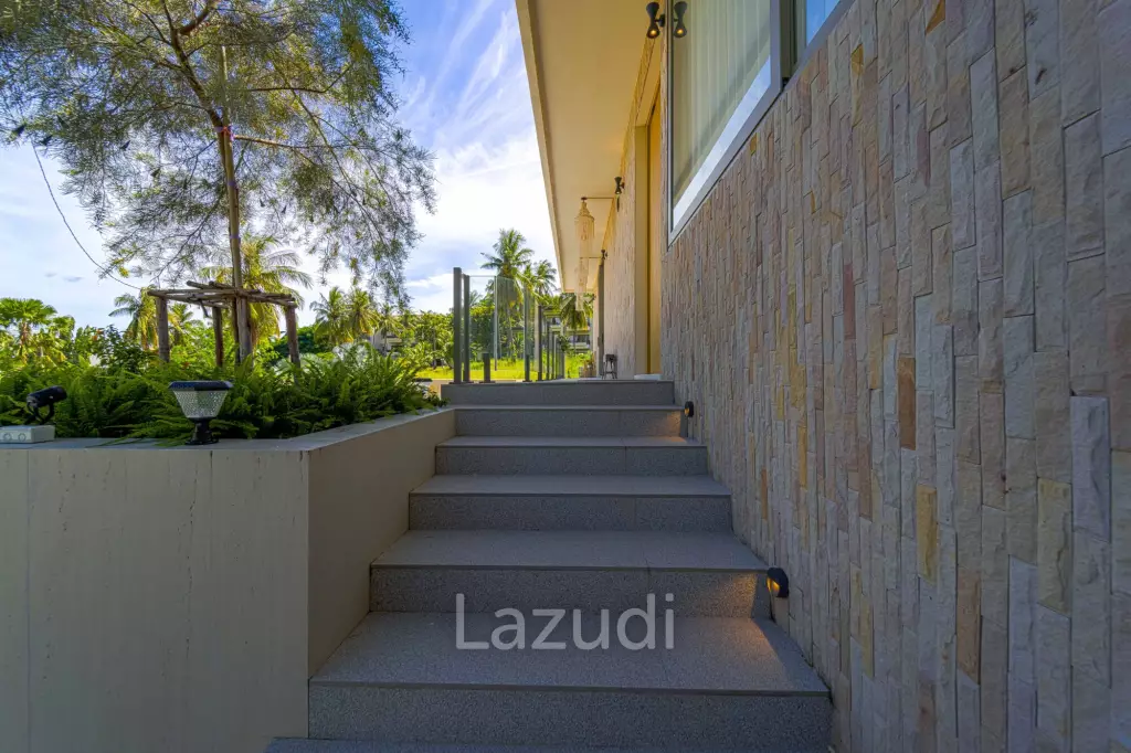 Exclusive Waterfront Villa: 6-Bed Luxury at Palm Hills Golf Club
