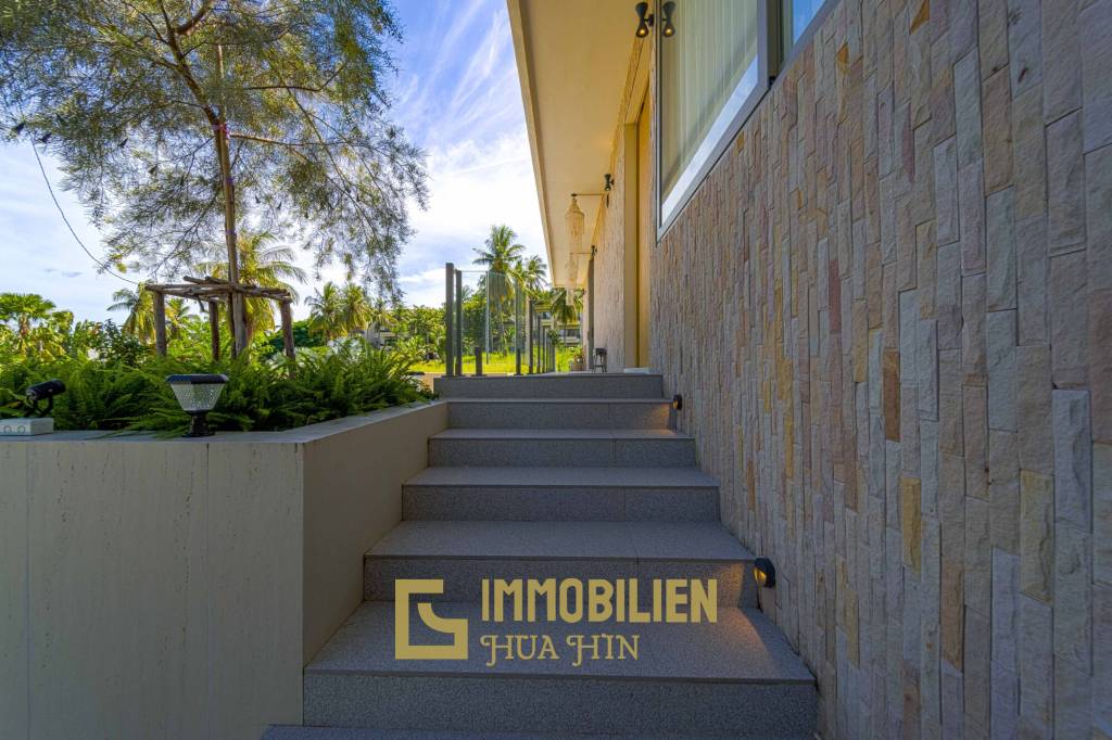 Seelage am Golfplatz / 1.600 großes Grundstück / 6 Schlafzimmer