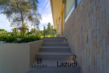 Située au bord d'un lac, à proximité d'un terrain de golf / Terrain de 1 600 m² / 6 chambres