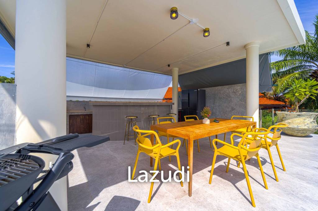 Exclusive Waterfront Villa: 6-Bed Luxury at Palm Hills Golf Club