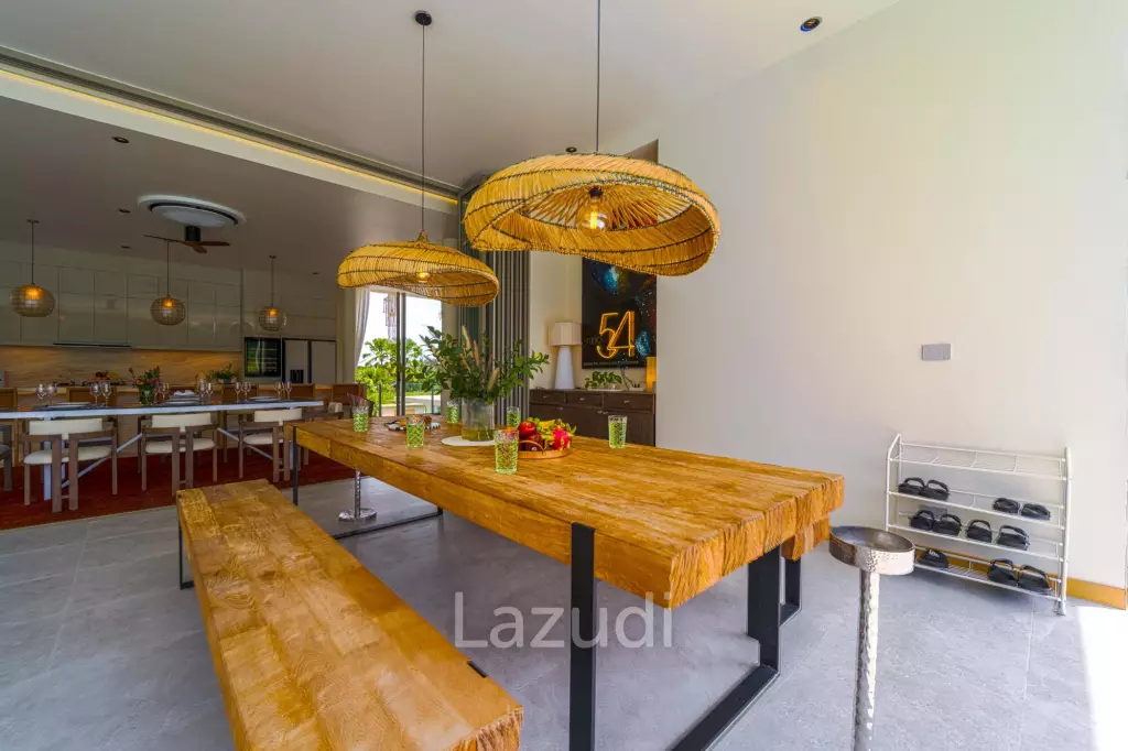 Exclusive Waterfront Villa: 6-Bed Luxury at Palm Hills Golf Club