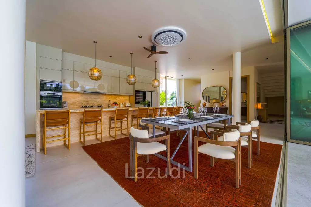 Exclusive Waterfront Villa: 6-Bed Luxury at Palm Hills Golf Club