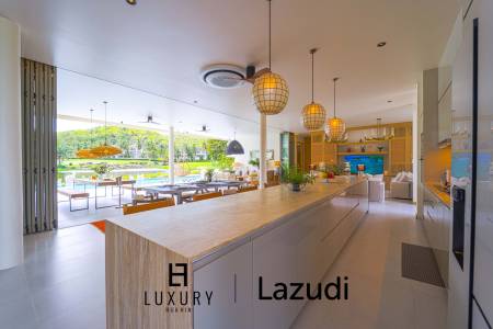 Située au bord d'un lac, à proximité d'un terrain de golf / Terrain de 1 600 m² / 6 chambres