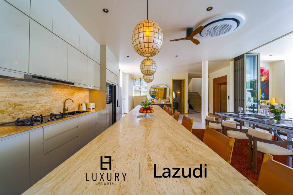 Située au bord d'un lac, à proximité d'un terrain de golf / Terrain de 1 600 m² / 6 chambres