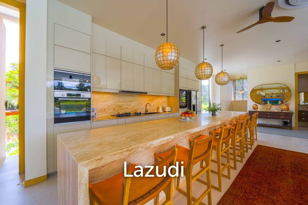 Exclusive Waterfront Villa: 6-Bed Luxury at Palm Hills Golf Club