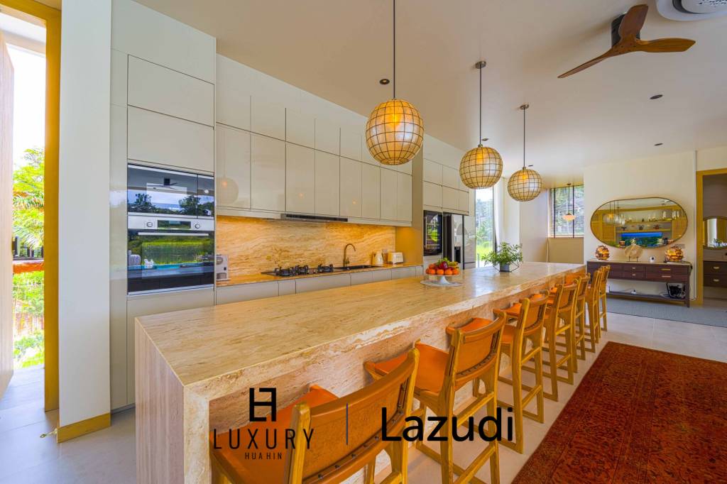 Située au bord d'un lac, à proximité d'un terrain de golf / Terrain de 1 600 m² / 6 chambres