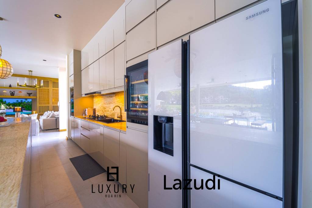 Située au bord d'un lac, à proximité d'un terrain de golf / Terrain de 1 600 m² / 6 chambres