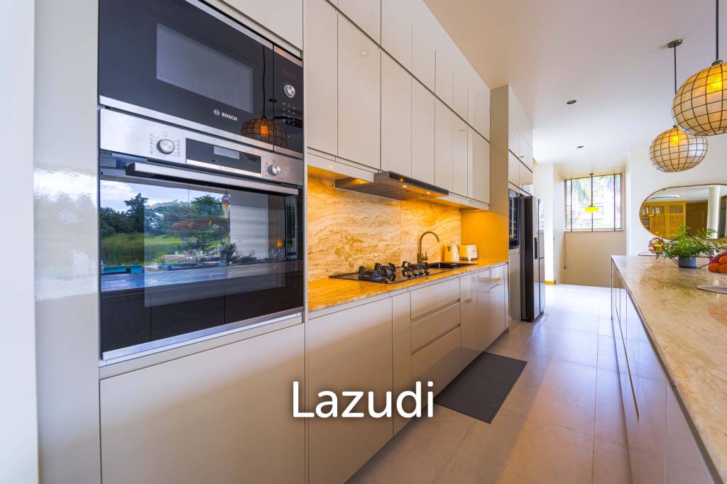 Exclusive Waterfront Villa: 6-Bed Luxury at Palm Hills Golf Club
