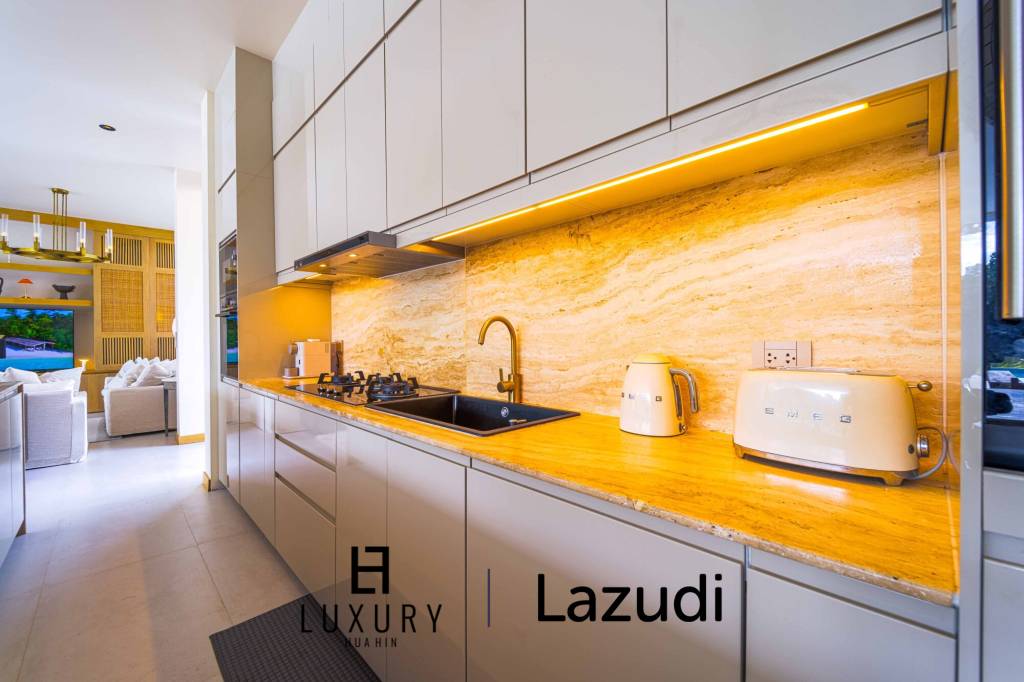 Située au bord d'un lac, à proximité d'un terrain de golf / Terrain de 1 600 m² / 6 chambres