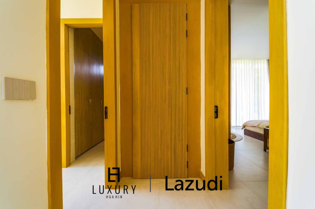 Située au bord d'un lac, à proximité d'un terrain de golf / Terrain de 1 600 m² / 6 chambres