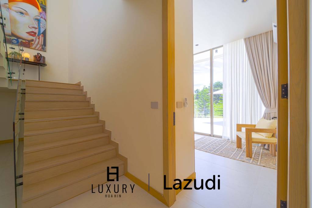 Située au bord d'un lac, à proximité d'un terrain de golf / Terrain de 1 600 m² / 6 chambres