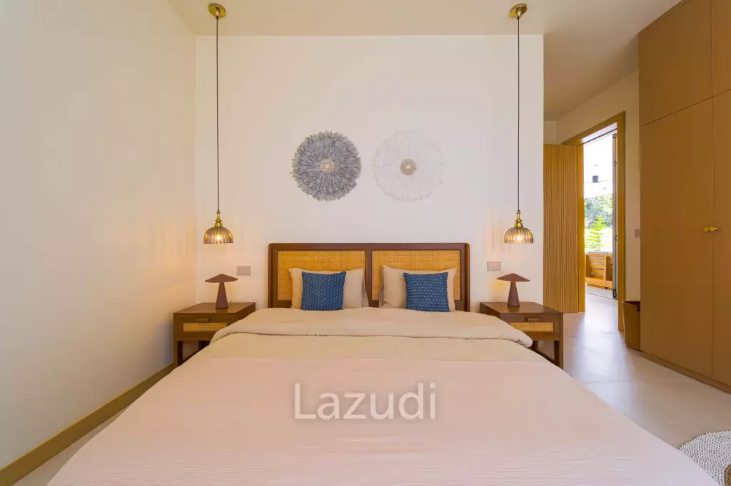 Exclusive Waterfront Villa: 6-Bed Luxury at Palm Hills Golf Club