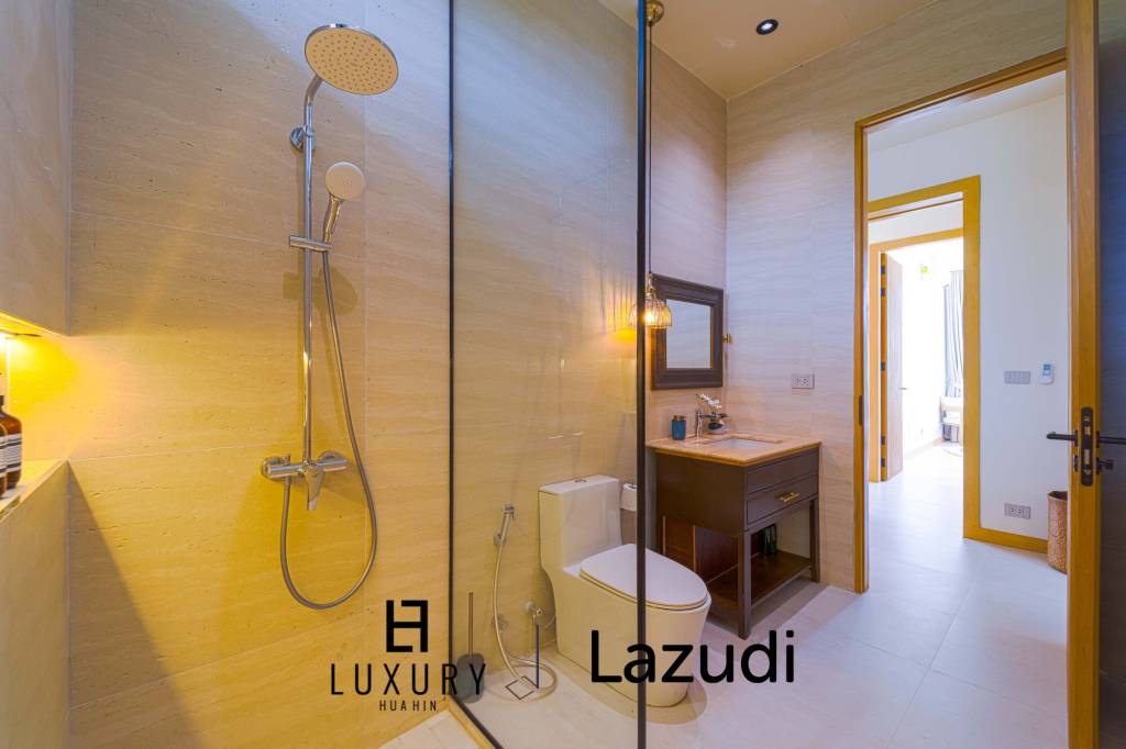 Située au bord d'un lac, à proximité d'un terrain de golf / Terrain de 1 600 m² / 6 chambres