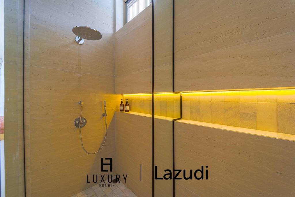 Située au bord d'un lac, à proximité d'un terrain de golf / Terrain de 1 600 m² / 6 chambres