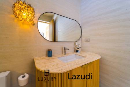 Située au bord d'un lac, à proximité d'un terrain de golf / Terrain de 1 600 m² / 6 chambres