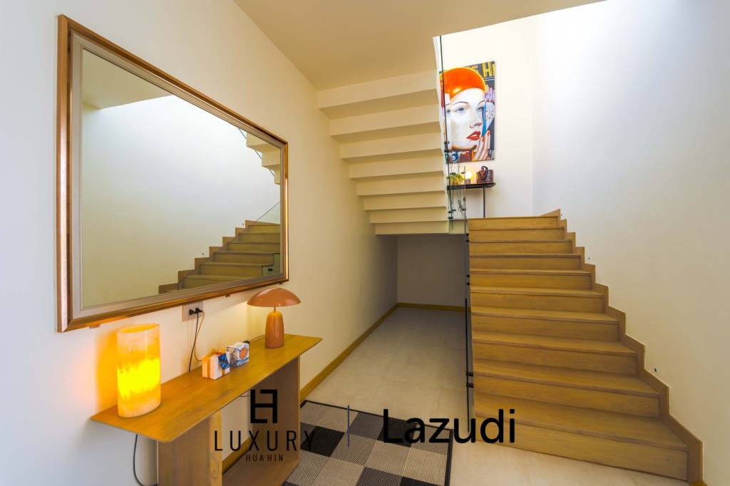 Située au bord d'un lac, à proximité d'un terrain de golf / Terrain de 1 600 m² / 6 chambres