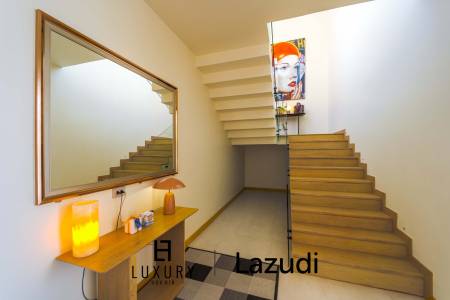 Située au bord d'un lac, à proximité d'un terrain de golf / Terrain de 1 600 m² / 6 chambres