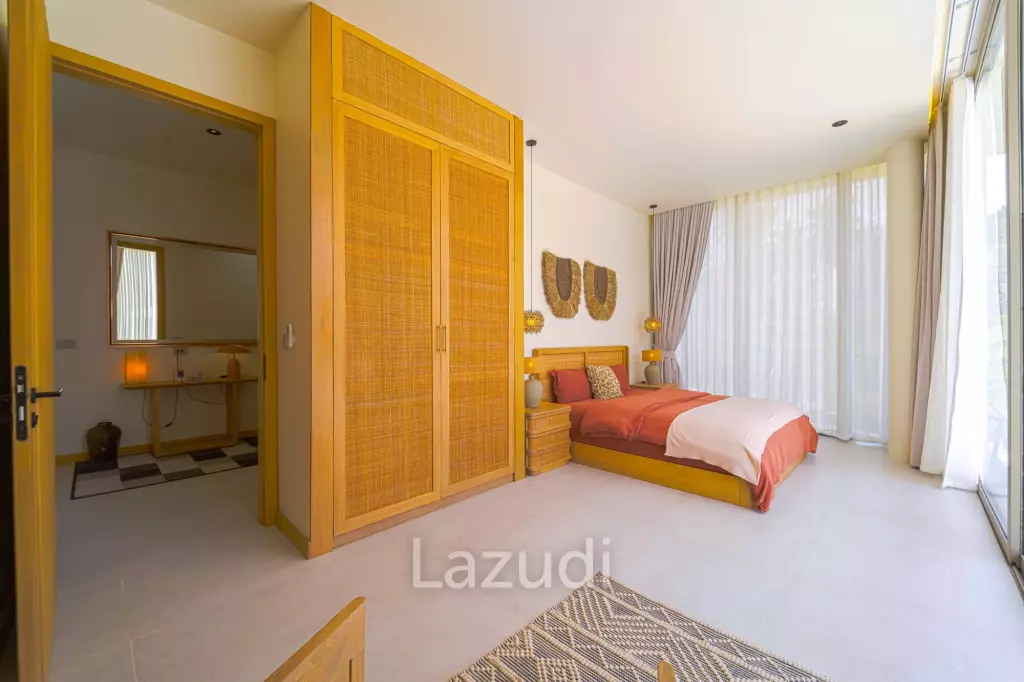 Exclusive Waterfront Villa: 6-Bed Luxury at Palm Hills Golf Club