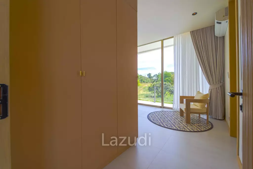 Exclusive Waterfront Villa: 6-Bed Luxury at Palm Hills Golf Club
