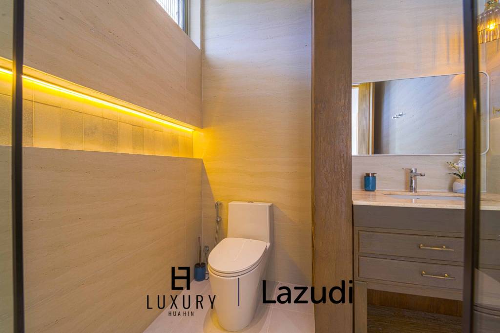 Située au bord d'un lac, à proximité d'un terrain de golf / Terrain de 1 600 m² / 6 chambres