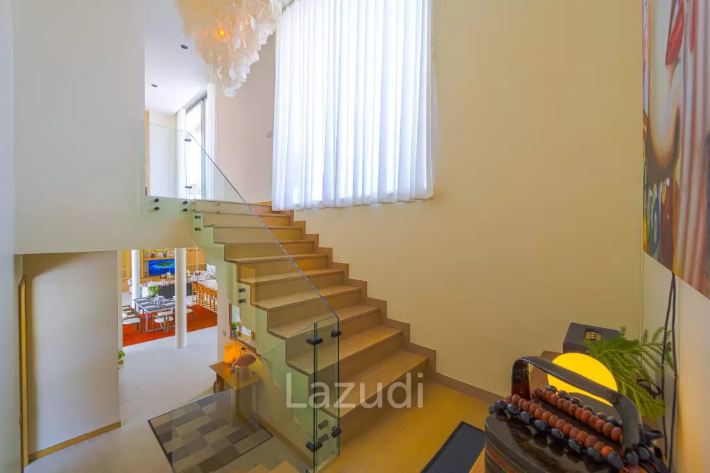 Exclusive Waterfront Villa: 6-Bed Luxury at Palm Hills Golf Club