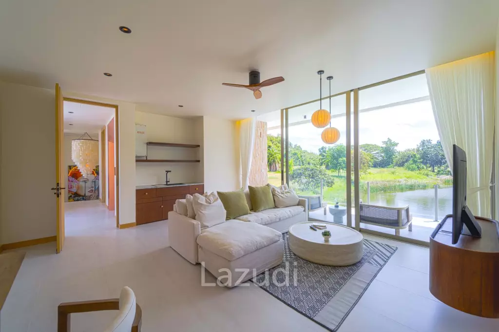 Exclusive Waterfront Villa: 6-Bed Luxury at Palm Hills Golf Club