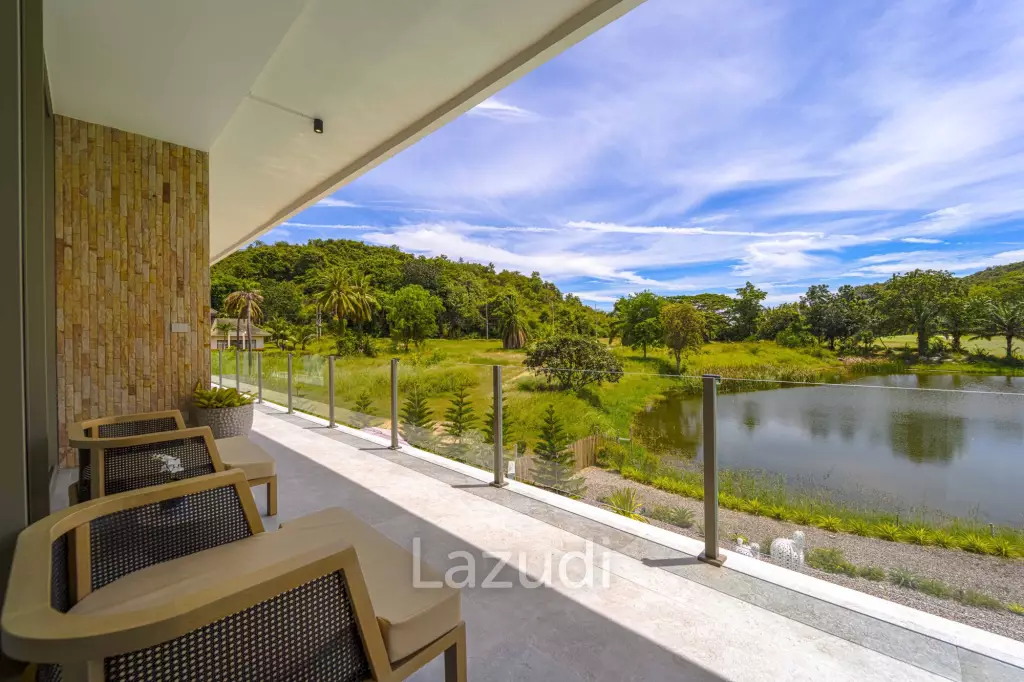 Exclusive Waterfront Villa: 6-Bed Luxury at Palm Hills Golf Club