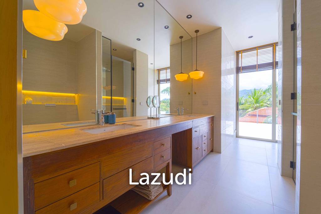 Exclusive Waterfront Villa: 6-Bed Luxury at Palm Hills Golf Club