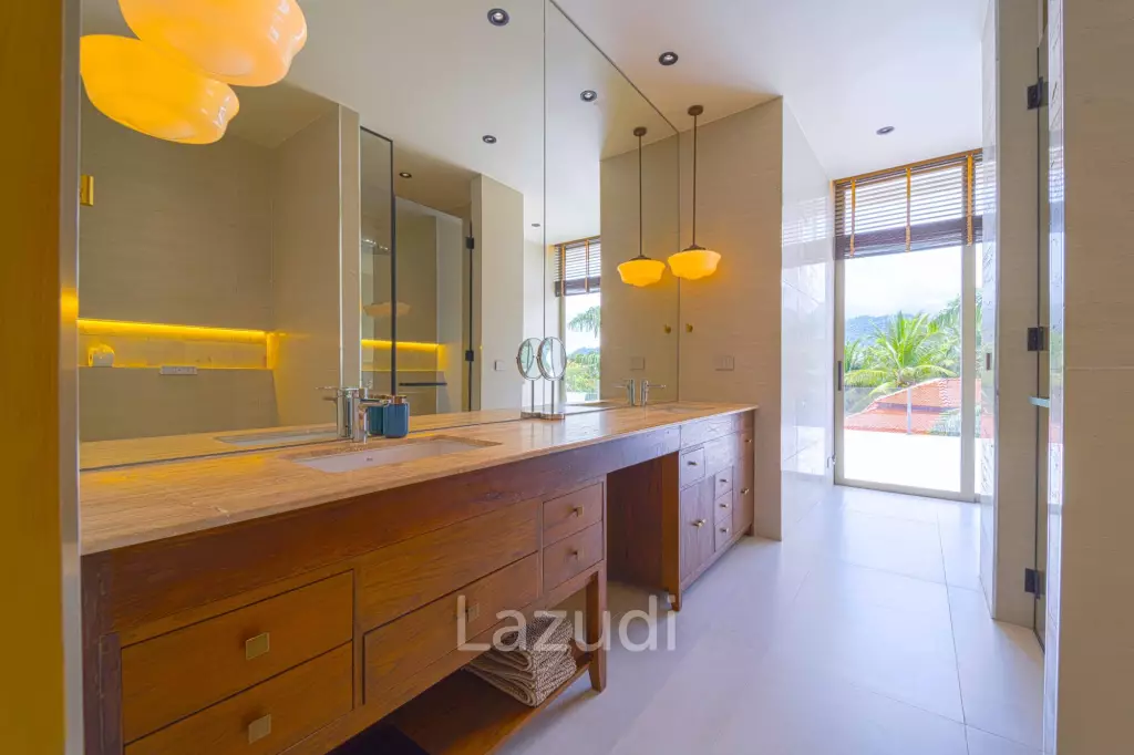 Exclusive Waterfront Villa: 6-Bed Luxury at Palm Hills Golf Club