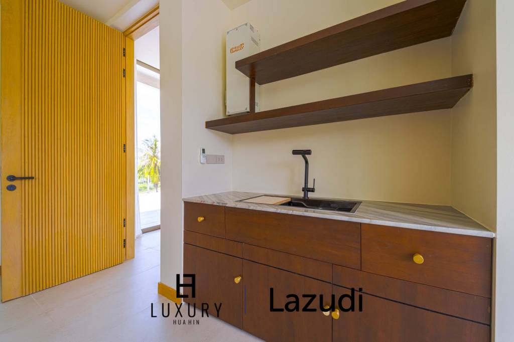 Située au bord d'un lac, à proximité d'un terrain de golf / Terrain de 1 600 m² / 6 chambres