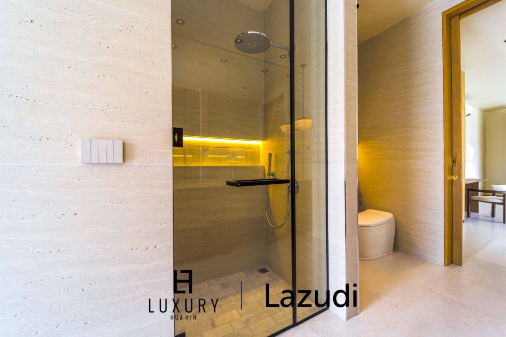 Située au bord d'un lac, à proximité d'un terrain de golf / Terrain de 1 600 m² / 6 chambres