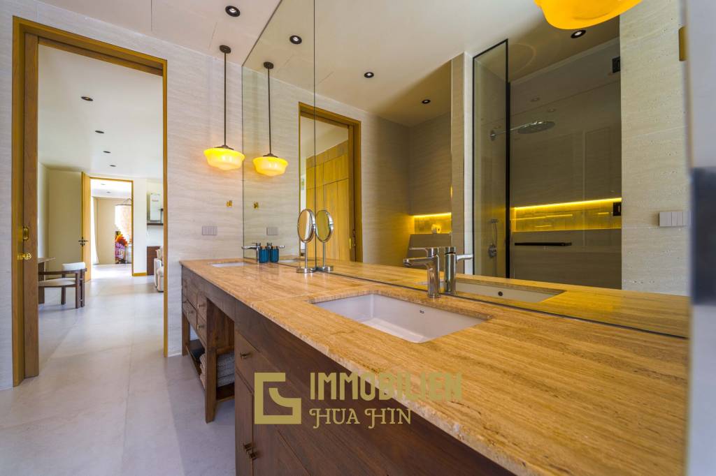 Seelage am Golfplatz / 1.600 großes Grundstück / 6 Schlafzimmer