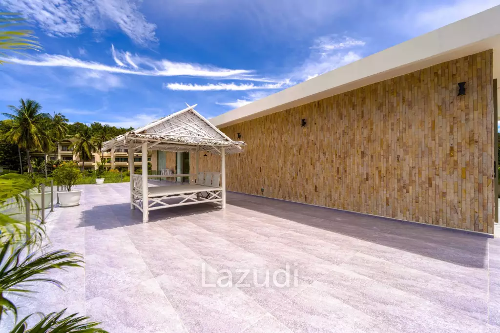 Exclusive Waterfront Villa: 6-Bed Luxury at Palm Hills Golf Club