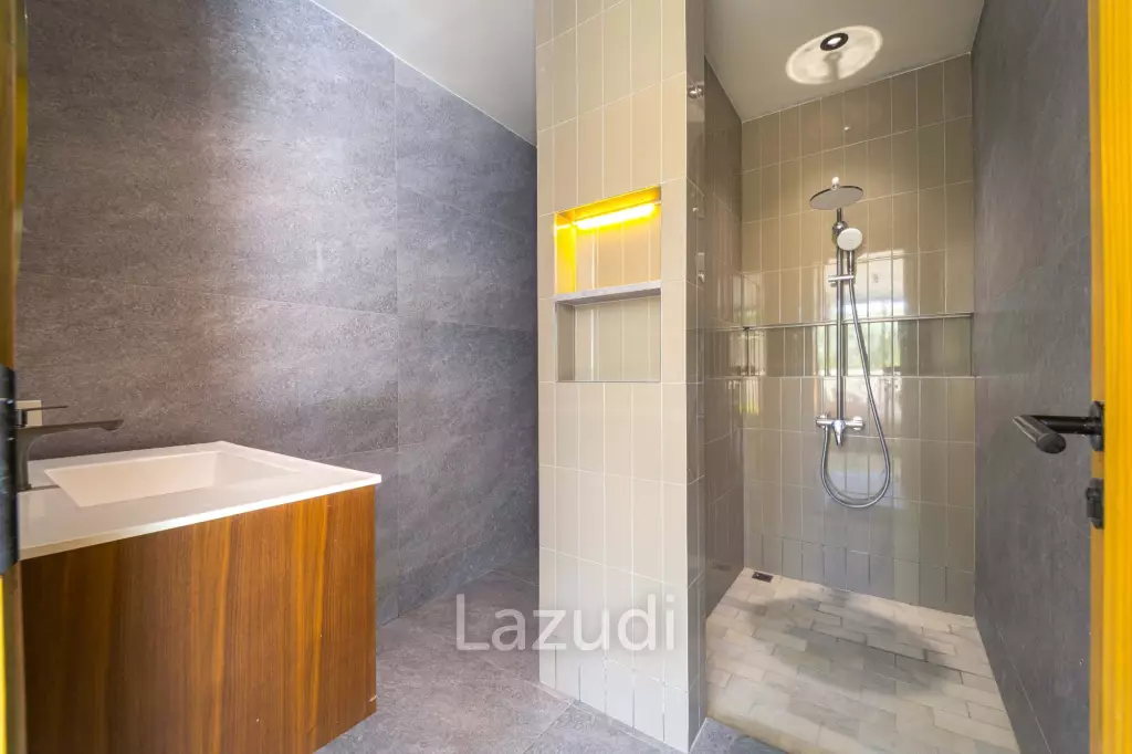 Exclusive Waterfront Villa: 6-Bed Luxury at Palm Hills Golf Club