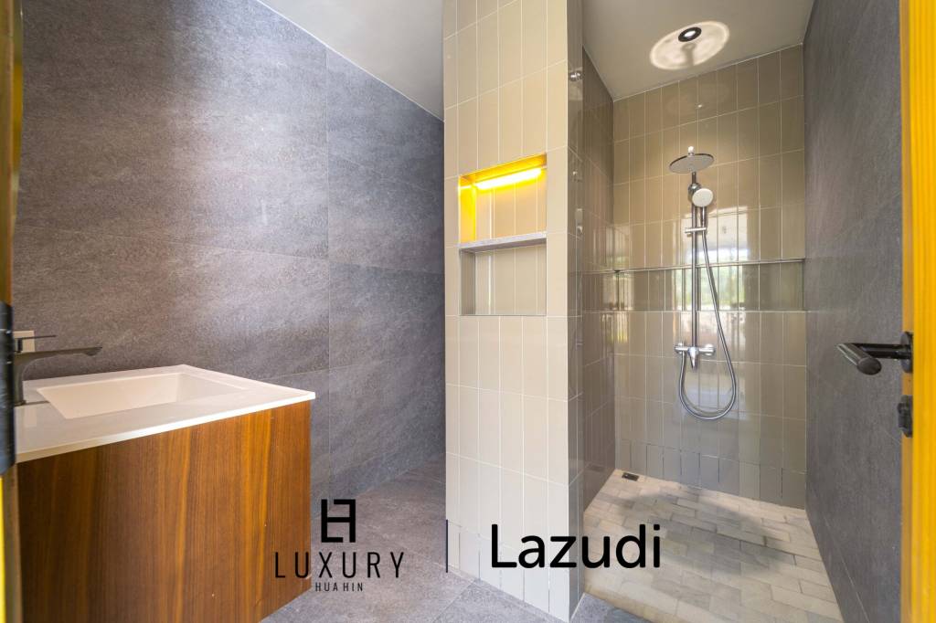 Située au bord d'un lac, à proximité d'un terrain de golf / Terrain de 1 600 m² / 6 chambres