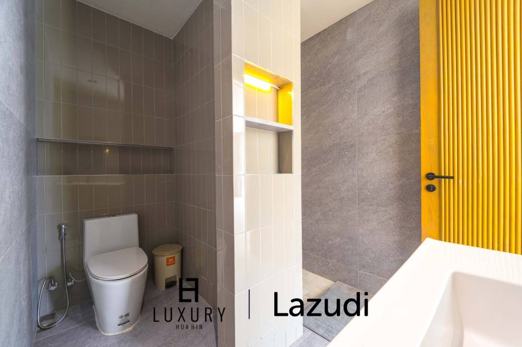 Située au bord d'un lac, à proximité d'un terrain de golf / Terrain de 1 600 m² / 6 chambres