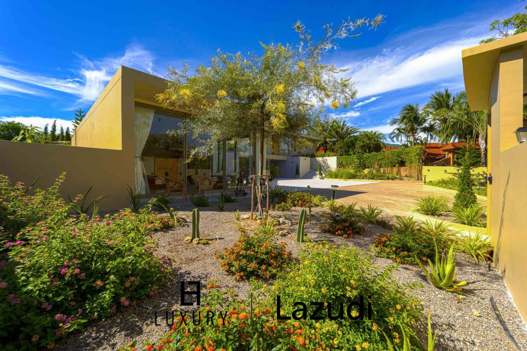 Située au bord d'un lac, à proximité d'un terrain de golf / Terrain de 1 600 m² / 6 chambres