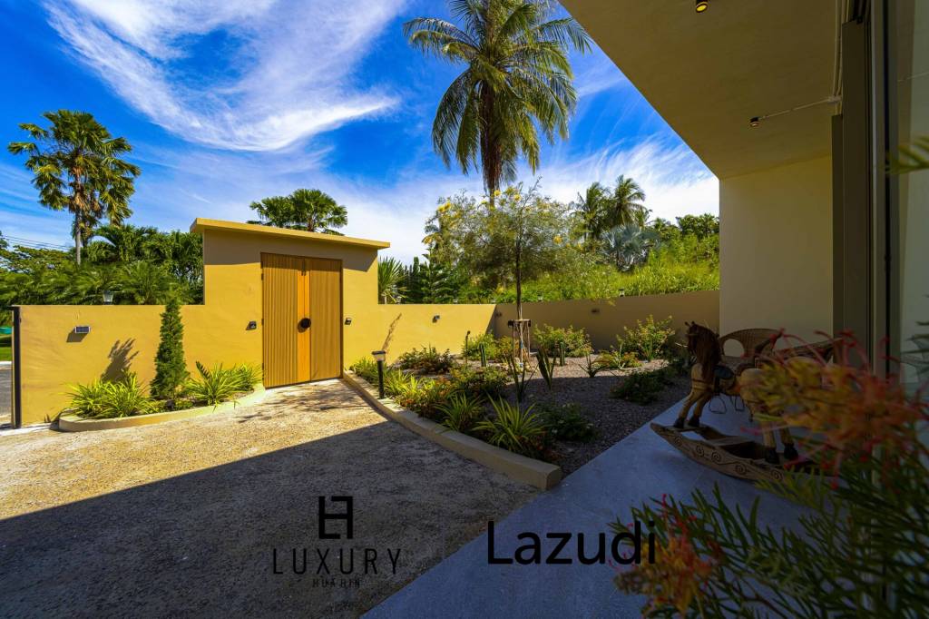 Située au bord d'un lac, à proximité d'un terrain de golf / Terrain de 1 600 m² / 6 chambres