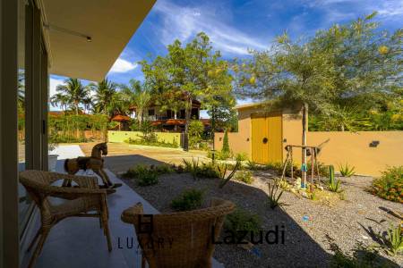 Située au bord d'un lac, à proximité d'un terrain de golf / Terrain de 1 600 m² / 6 chambres