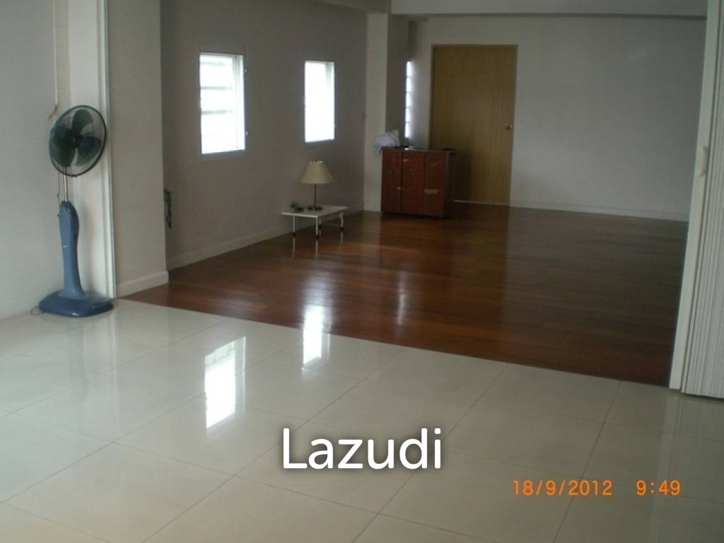 Prime 4-Bedroom Townhouse in Bangkok's Pathum Wan - 250 meters from MRT Hua Lamphong