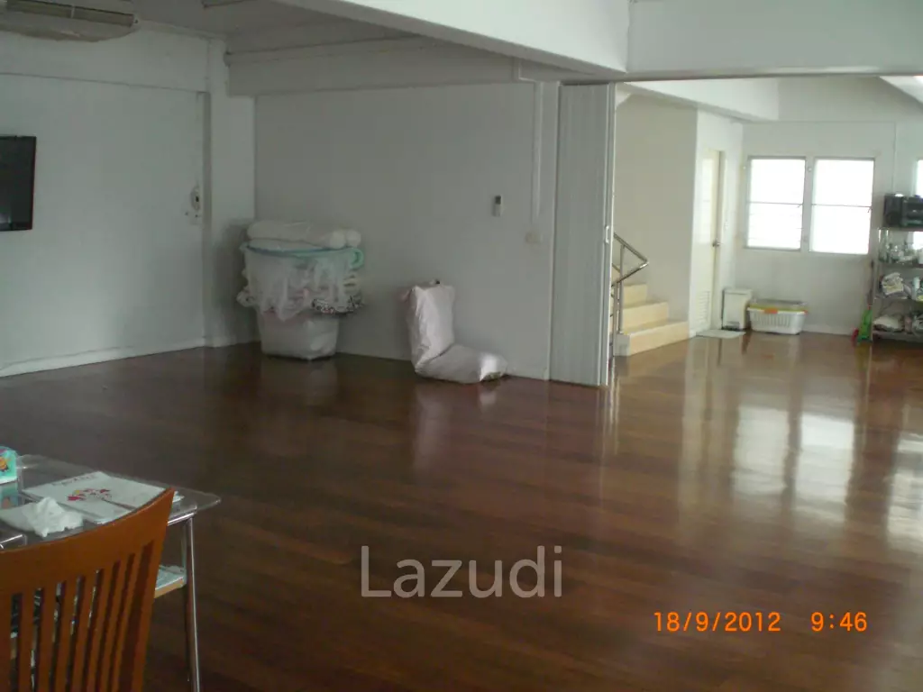 Prime 4-Bedroom Townhouse in Bangkok's Pathum Wan - 250 meters from MRT Hua Lamphong