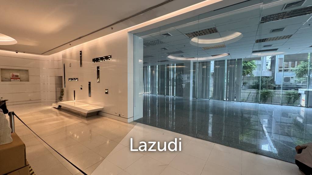 Spacious Retail Space with Modern Design on Soi Convent