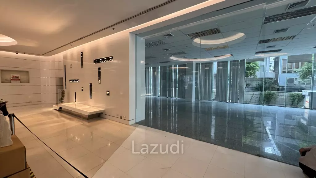 Spacious Retail Space with Modern Design on Soi Convent