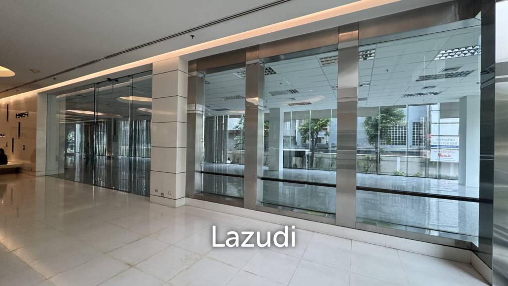 Spacious Retail Space with Modern Design on Soi Convent