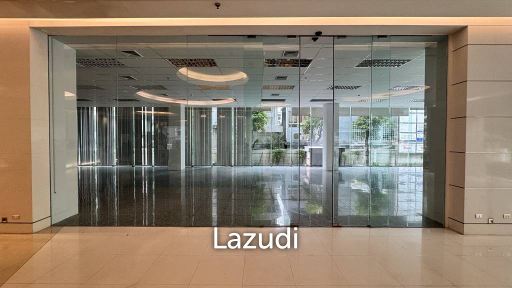 Spacious Retail Space with Modern Design on Soi Convent